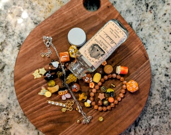Barattolo di miele vintage Burt's Bees pieno di cristalli, gioielli a tema api, oggetti curiosi e altro ancora.