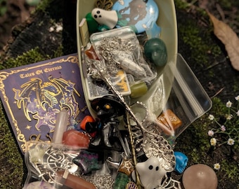Gran colección misteriosa de artículos de brujería: cristales, joyas, curiosidades, miniaturas, cartas del tarot.