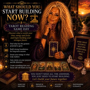 Könnte beinhalten: Eine Werbegrafik für einen Tarot-Lesedienst mit dem Text WHAT SHOULD YOU START BUILDING NOW? und TAROT READING SAME DAY. Das Bild zeigt eine Person mit langem, welligem Haar, die eine Tarotkarte hinter einem Tisch mit sechs Tarotkarten, Kristallen und Kerzen hält. Der Text enthält EVERY GREAT FUTURE IS BUILT ONE INTENTIONAL STEP AT A TIME und YOU DON'T NEED ALL THE ANSWERS, YOU JUST NEED TO START BUILDING.