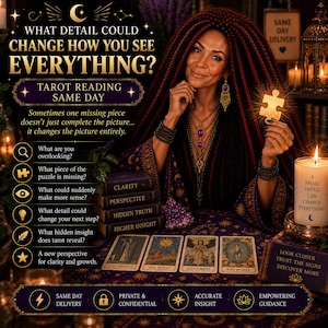 Könnte beinhalten: Eine Tarot-Lese-Werbung mit einer Person mit dunklem geflochtenem Haar, die violetten und goldenen Schmuck trägt. Das Bild zeigt vier Tarotkarten, einen Stapel Bücher mit den Aufschriften Clarity, Perspective, Hidden Truth und Higher Insight.