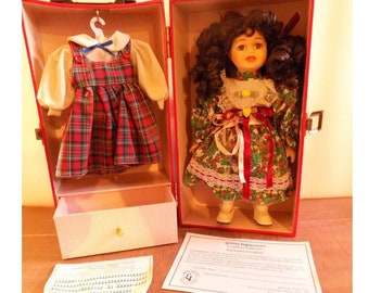 Jahrgang 1997 Lasting Impressions Companion Collection Puppe Porzellan 12" Kleid mit Fruchtdruck, lockiges Haar, mit Originaletui und Zubehör