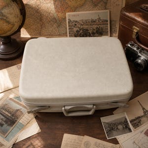 Vintage Samsonite Cream & Pink Suitcase | 20" Classic Hard‑Shell Travel Case | Retro Luggage with Key | Mid‑Century Storage Prop
