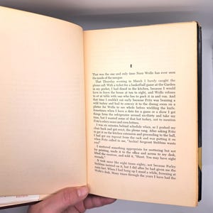 Puede incluir: Libro abierto con texto en p&aacute;ginas amarillentas. El texto est&aacute; en ingl&eacute;s y parece ser un cap&iacute;tulo de una novela. El libro est&aacute; abierto en una p&aacute;gina con un p&aacute;rrafo que comienza con "That was the one and only time Nero Wolfe has ever seen".