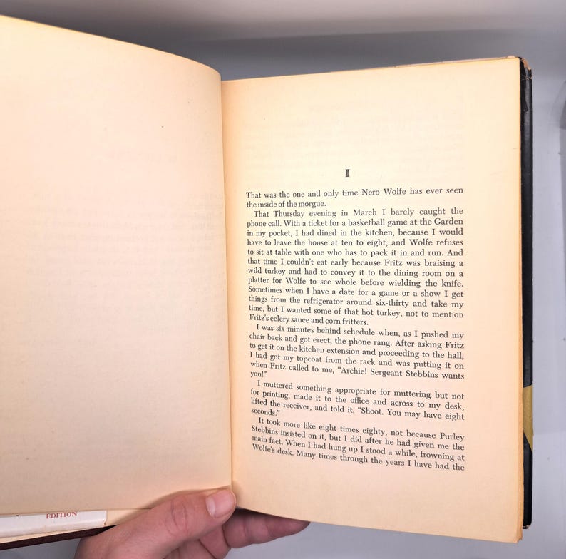 Puede incluir: Libro abierto con texto en p&aacute;ginas amarillentas. El texto est&aacute; en ingl&eacute;s y parece ser un cap&iacute;tulo de una novela. El libro est&aacute; abierto en una p&aacute;gina con un p&aacute;rrafo que comienza con "That was the one and only time Nero Wolfe has ever seen".