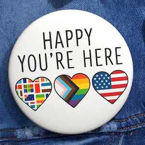 Épinglette « Happy You&#39;re Here » en forme de cœur : cadeau allié LGBTQ+