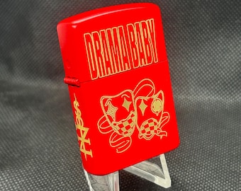 Drama Baby: Encendedor grabado con láser