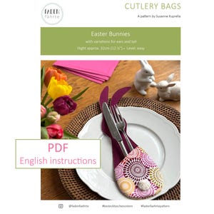 Könnte beinhalten: Ein Ostern-Themen-Besteckbeutel mit einem lila Hasenohren-Design, das ein Messer und eine Gabel auf einem weißen Teller hält. Die Tasche ist mit rosa, lila und gelben Kreisen gemustert. Höhe ca. 32 cm. Der Text "Easter Bunnies" und "PDF English instructions" sind sichtbar.