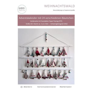 Könnte beinhalten: Handgefertigter Adventskalender mit 24 Stoff-Weihnachtsbäumen in verschiedenen Mustern und Farben, aufgehängt an einem weißen Rahmen. Die Bäume sind etwa 11,5 cm hoch. Der Kalender enthält Text auf Deutsch.