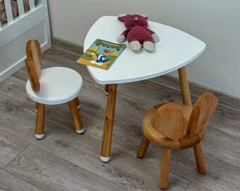 Juego de mesa y sillas triangulares de madera natural para niños, sillas de ratón para niños y mesa blanca para niños pequeños, regalos útiles y únicos para cumpleaños de niños