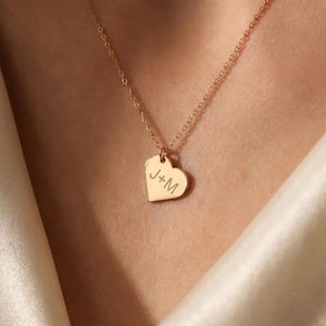 Collar con colgante de corazón personalizado en oro macizo de 14 quilates: delicado colgante de corazón grabado, joyería personalizada.