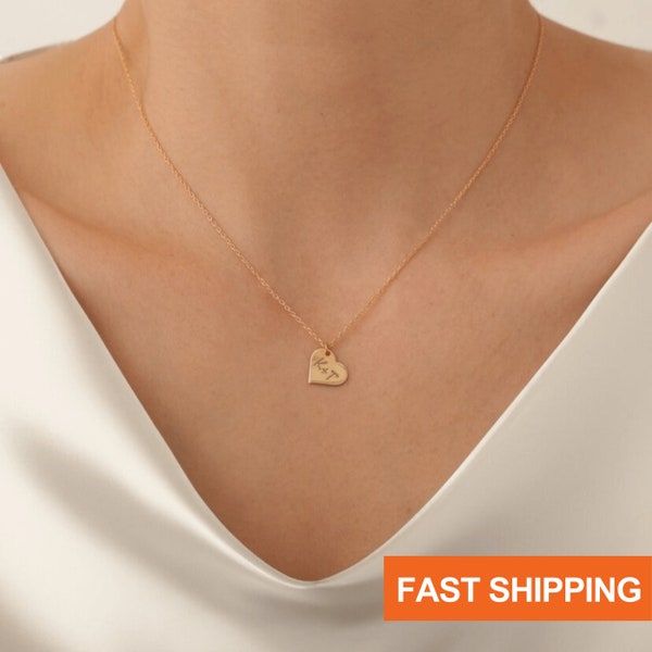 Collier coeur et lettre, collier gravé coeur minimaliste, cadeau fête des mères, cadeau pour elle, bijoux personnalisés, cadeau pour couple