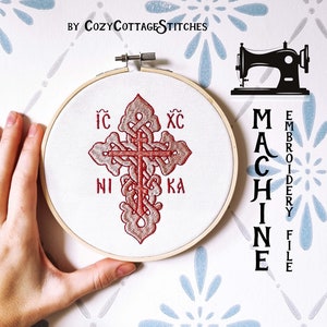 Puede incluir: Una cruz roja bordada con el texto "IC XC NI KA" en un aro de bordado de madera. El texto "MACHINE EMBROIDERY FILE" está escrito verticalmente en el lado derecho de la imagen.