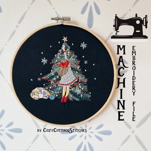 Puede incluir: Archivo de bordado a máquina para una escena navideña con una niña decorando un árbol de Navidad. El diseño presenta a una niña con un vestido rojo con un lazo, un gato y un árbol de Navidad con adornos y bastones de caramelo. El diseño está sobre un fondo negro.