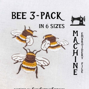Puede incluir: Tres abejas bordadas en diferentes tamaños, con rayas amarillas y negras, cuerpos marrones y alas blancas. El texto "BEE 3-PACK IN 6 SIZES" está por encima de las abejas, y "MACHINE EMBROIDERY FILE" está a la derecha. El texto "DIGITIZED BY CozyCottageStitches" está debajo de las abejas.