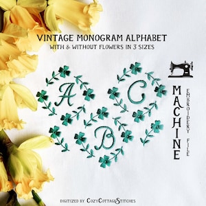 以下が含まれることがあります： 緑色の花のアクセントがついたハート型のA、B、Cの文字が入った、ヴィンテージモノグラムアルファベット刺繍デザイン。デザインはCozy Cottage Stitchesによってデジタル化されており、ミシン刺繍ファイルが含まれています。