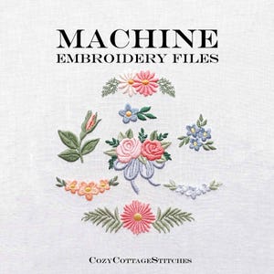 Può includere: File per ricamo a macchina con vari disegni floreali, tra cui margherite rosa e bianche, nontiscordardime blu, un bocciolo di rosa e un bouquet centrale di rose con un nastro azzurro. Il testo riporta MACHINE EMBROIDERY FILES e CozyCottageStitches.
