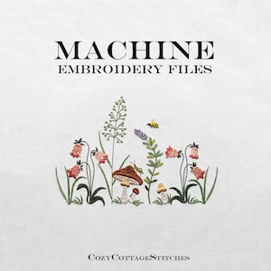 Può includere: File per ricamo a macchina con una scena botanica di funghi, fiori rosa a forma di campana, erbe verdi, una piccola ape e una cavalletta. Il testo recita MACHINE EMBROIDERY FILES in alto e CozyCottageStitches in basso.