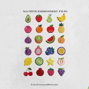 Puede incluir: Una colección de archivos de bordado a máquina con diversas frutas. Los diseños incluyen un aguacate, fresa, pera, plátano, y más. También se muestra el texto "MACHINE EMBROIDERY FILES" y "COZYCOTTAGESTITCHES".