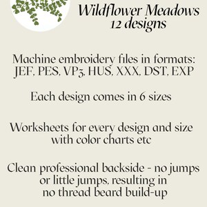 K&ouml;nnte beinhalten: Ein Design-&Uuml;berblick f&uuml;r Wildflower Meadows Stickmuster. Das Bild zeigt eine kleine Illustration einer Kleebl&uuml;te mit rosa Bl&uuml;ten und gr&uuml;nen Bl&auml;ttern. Der Text besagt, dass es 12 Designs in 6 Gr&ouml;&szlig;en gibt, mit Stickdateien in den Formaten JEF, PES, VP3, HUS, XXX, DST und EXP. Das Design beinhaltet auch Arbeitsbl&auml;tter mit Farbtabellen f&uuml;r jedes Design und jede Gr&ouml;&szlig;e. Der Text hebt hervor, dass die Designs sauber und professionell sind, ohne Spr&uuml;nge oder mit kleinen Spr&uuml;ngen, was zu keiner Fadenbartbildung f&uuml;hrt. Das Bild wurde von Cozy CottageStitches digitalisiert.