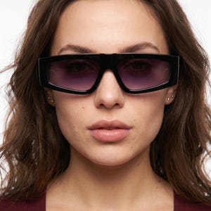 Gafas de sol EyesOfPi negras de parte superior plana, montura rectangular de acetato llamativa con lentes degradadas moradas, protección UV400.