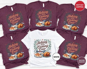 Peut inclure: Plusieurs t-shirts bordeaux et blancs. Chaque t-shirt affiche le texte "Holiday 2025 Cooking Crew" avec un dessin de dinde, de sauce et de petits pains. Parfaits pour une fête de fin d'année.