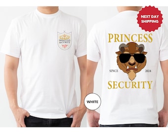 Op de afbeelding: Wit T-shirt met een gouden logo met de tekst "Princess Security" en een kroon. De achterkant van het shirt heeft een cartoon afbeelding van het Beest uit Belle en het Beest met een zonnebril en de tekst "Princess Security Since 2024".