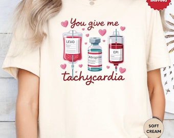 T-shirt met de tekst "You Give Me Tachycardia" (Je geeft me tachycardie): Grappig Valentijns-T-shirt voor verpleegkundigen, T-shirt voor IC-verpleegkundigen, T-shirt met hartjesmotief voor verpleegkundigen, Valentijnsdag-T-shirts