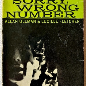 Puede incluir: Un letrero de madera hecho a mano con la palabra "Welcome" en un estilo manuscrito. El letrero está pintado de blanco con un acabado envejecido y presenta un pequeño corazón decorativo. Perfecto para la decoración de la puerta principal.