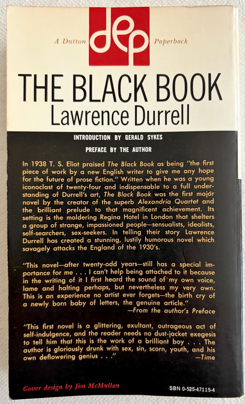 Puede incluir: Un libro de bolsillo titulado "The Black Book" de Lawrence Durrell. La portada presenta un logotipo rojo y blanco y texto en blanco y negro. La contraportada incluye texto sobre la novela y su autor.