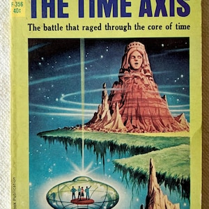 Op de afbeelding: Vintage paperback boekomslag voor "The Time Axis" van Henry Kuttner. De cover art toont een sciencefiction scène met een zwevend eiland, een grote rotsformatie met een gezicht en een ruimteschip. Het boek is een Science Fiction Classic.