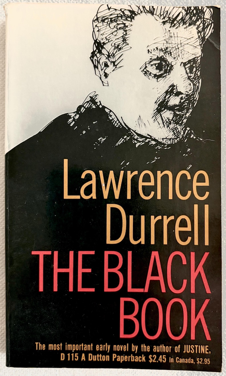 Puede incluir: Un libro de bolsillo vintage titulado "THE BLACK BOOK" de Lawrence Durrell. La portada es negra con el t&iacute;tulo en rojo y el nombre del autor en dorado. Una ilustraci&oacute;n en blanco y negro de un rostro masculino.