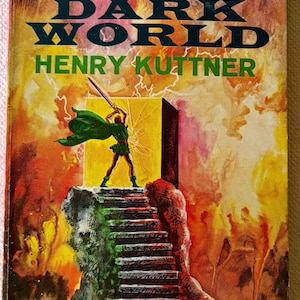 Op de afbeelding: Vintage paperback boekomslag voor "The Dark World" van Henry Kuttner. De coverkunst toont een figuur met een zwaard, die een trap oploopt naar een gouden portaal. De titel en de naam van de auteur zijn prominent aanwezig.