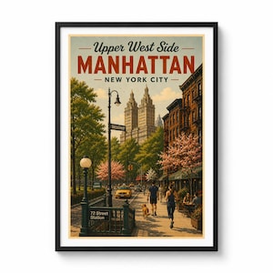 Könnte beinhalten: Ein gerahmtes Reiseplakat mit einer Straßenszene in der Upper West Side von Manhattan, New York City. Der Druck zeigt einen U-Bahn-Eingang, ein gelbes Taxi, Fußgänger und hohe Gebäude unter einem klaren Himmel. Der Text lautet Upper West Side MANHATTAN NEW YORK CITY.