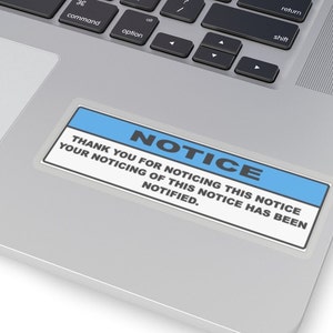 Könnte beinhalten: Ein blauer und weißer Aufkleber mit dem Text "NOTICE" in Schwarz. Der Aufkleber lautet "Vielen Dank, dass Sie diesen Hinweis bemerkt haben. Ihre Kenntnisnahme dieses Hinweises wurde bestätigt."