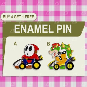 Pode incluir: Pins de esmalte com personagens em karts. Um pin mostra um Shy Guy com uma roupa vermelha, e o outro mostra Bowser com uma roupa amarela e verde. Os pins estão em um fundo verde claro com as palavras "ENAMEL PIN" e "BUY 4 GET 1 FREE".