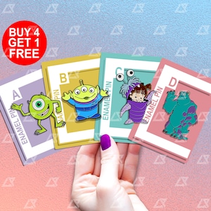 Może przedstawiać: Cztery emaliowane przypinki z postaciami z popularnych filmów Disneya. Przypinki są wyświetlane na kolorowych kartkach z literami A, B, C i D. Postaciami są: Mike Wazowski z Potworów i spółki, Buzz Astral z Toy Story, Boo z Potworów i spółki oraz Sulley z Potworów i spółki.