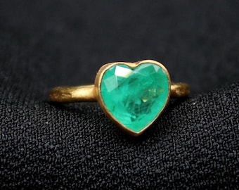 Heart-Shaped Emerald Silver Ring: The Ideal Handmade Jewelry Christmas Gift