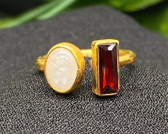 Natürlicher Mondstein und Rubin verstellbarer Silberring - mystische Eleganz