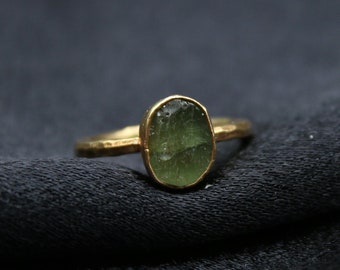 Pierre précieuse brute Apatite verte Bague en argent Bijoux faits à la main Apatite verte Cadeau Bague en pierre verte