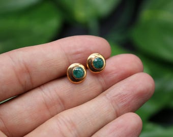 Clous d'oreilles minimalistes en argent émeraude naturel : un cadeau de Noël intemporel,