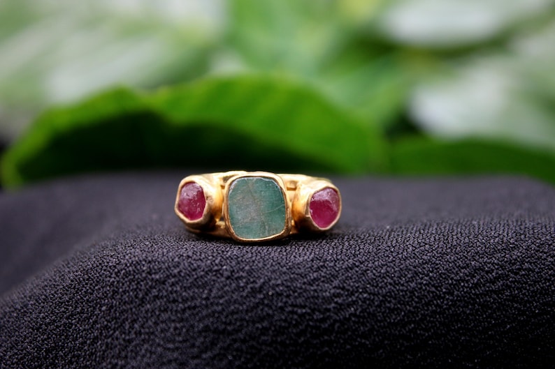 Raw Ruby and Raw Emerald Silver Ring: The Perfect Handmade Christmas Gift afbeelding 2