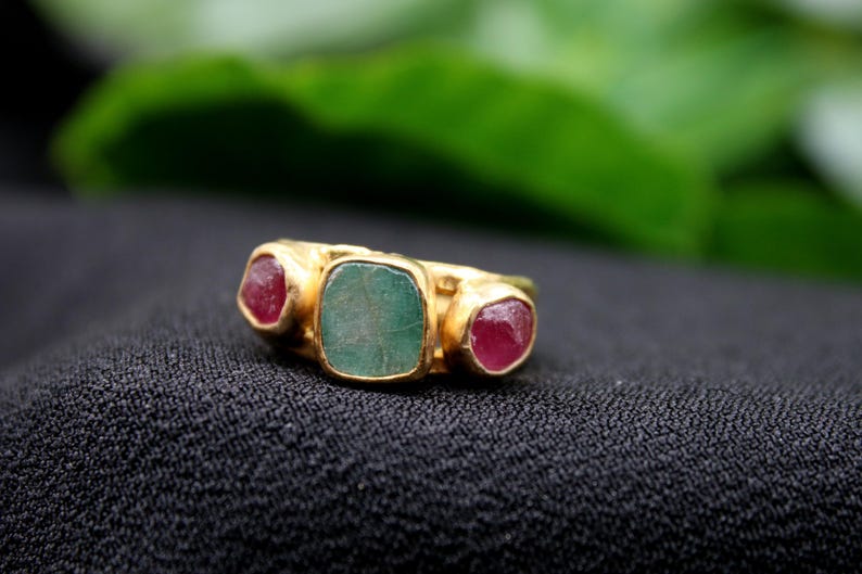 Raw Ruby and Raw Emerald Silver Ring: The Perfect Handmade Christmas Gift afbeelding 4