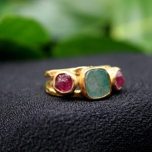 Raw Ruby and Raw Emerald Silver Ring: The Perfect Handmade Christmas Gift afbeelding 3