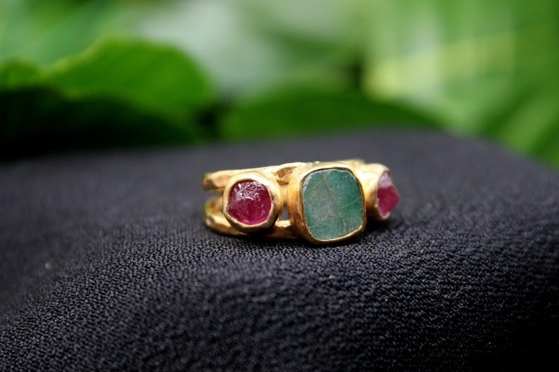 Raw Ruby and Raw Emerald Silver Ring: The Perfect Handmade Christmas Gift afbeelding 3