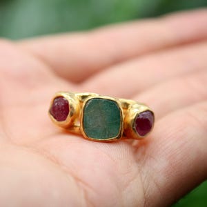 Raw Ruby and Raw Emerald Silver Ring: The Perfect Handmade Christmas Gift afbeelding 8