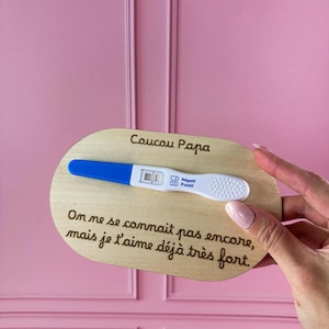 annonce grossesse futur papa : carte en bois 'Coucou papa' avec zone adhésive pour coller le test de grossesse- annonce grossesse originale