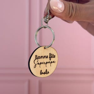 Porte clés en bois personnalisé - cadeau fête des pères : bonne fête superpapa signé prénom de l'enfant-cadeau première fête des pères