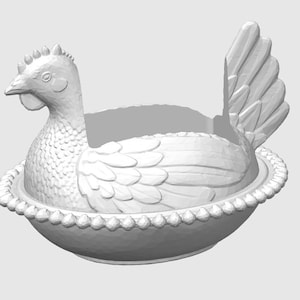 K&ouml;nnte beinhalten: Ein wei&szlig;er Keramikbeh&auml;lter in Form eines Huhns, zur Aufbewahrung von Eiern. Das Huhn sitzt in einer dekorativen Schale mit einem Perlenrand. Das Huhn hat detaillierte Federn und einen ausgepr&auml;gten Kamm und Kehllappen.