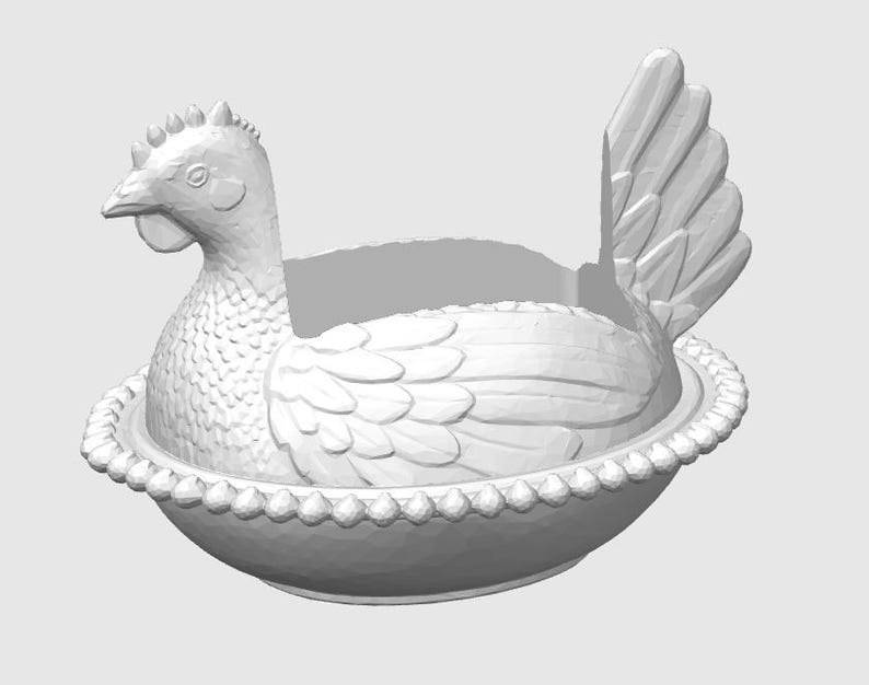 K&ouml;nnte beinhalten: Ein wei&szlig;er Keramikbeh&auml;lter in Form eines Huhns, zur Aufbewahrung von Eiern. Das Huhn sitzt in einer dekorativen Schale mit einem Perlenrand. Das Huhn hat detaillierte Federn und einen ausgepr&auml;gten Kamm und Kehllappen.