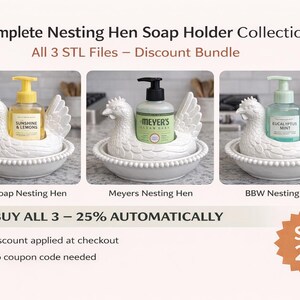 K&ouml;nnte beinhalten: Das Bild zeigt eine Sammlung wei&szlig;er Keramik-Nisthennen-Seifenhalter, die jeweils eine andere Seifenflasche halten. Der Text "Complete Nesting Hen Soap Holder Collection" und "BUY ALL 3 - 25% AUTOMATICALLY" sind sichtbar. Der Text "SAVE 25%" ist ebenfalls vorhanden.